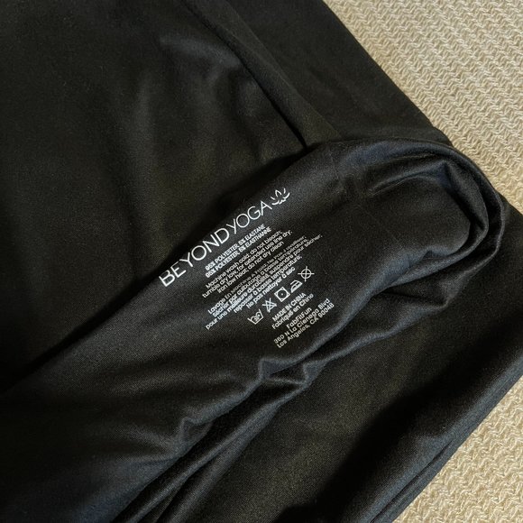 BEYOND YOGA | Infinity Hidden Pocket Scarf - Picture 3 of 5